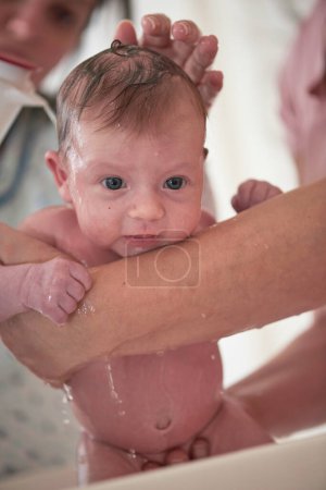 Foto de Bebé recién nacido tomando un baño - Imagen libre de derechos