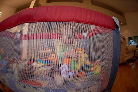 Téléchargez les photos : Mignon petit bébé jouer dans le lit mobile - en image libre de droit