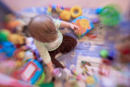 Téléchargez les photos : Mignon petit bébé jouer dans le lit mobile - en image libre de droit