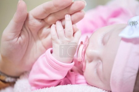 Téléchargez les photos : Maman joue avec bébé à la maison - en image libre de droit