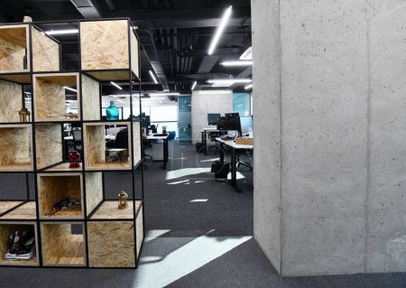 Téléchargez les photos : Intérieur de l'espace détente dans le bureau ouvert moderne - en image libre de droit