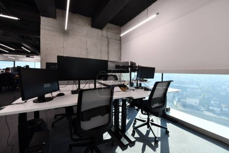 Téléchargez les photos : Intérieur de bureau moderne avec ordinateurs et bureaux - en image libre de droit