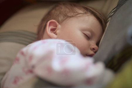 Téléchargez les photos : Nouveau-né dormant à la maison au lit - en image libre de droit