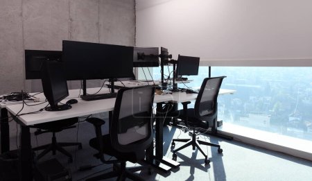 Téléchargez les photos : Intérieur de bureau moderne avec ordinateurs et bureaux - en image libre de droit