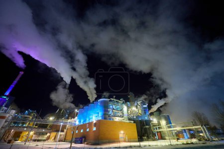 Téléchargez les photos : Pollution de l'air de nuit provenant de la fumée industrielle - en image libre de droit