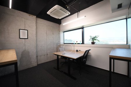 Téléchargez les photos : Intérieur de l'espace détente dans moderne ensoleillé lumineux Open Plan Office - en image libre de droit