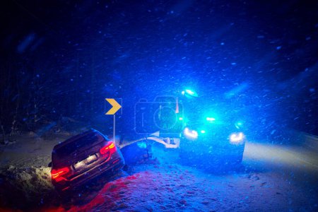 Foto de Accidente de coche en carretera resbaladiza invierno por la noche - Imagen libre de derechos