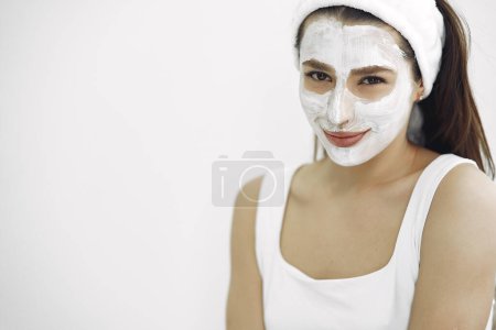 Téléchargez les photos : Femme debout dans un studio de cosmétologie - en image libre de droit
