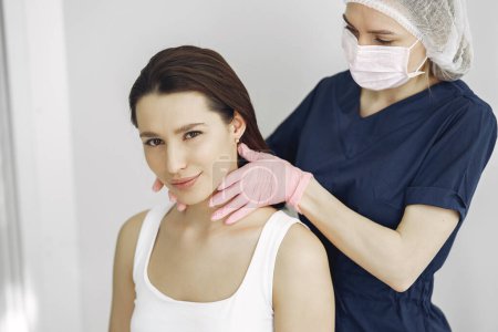 Téléchargez les photos : Femme avec un médecin dans un studio de cosmétologie - en image libre de droit