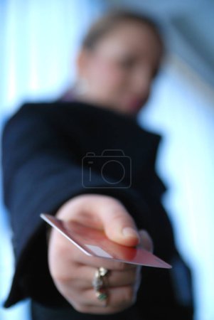 Téléchargez les photos : Vue floue de la femme donnant sa carte de crédit - en image libre de droit