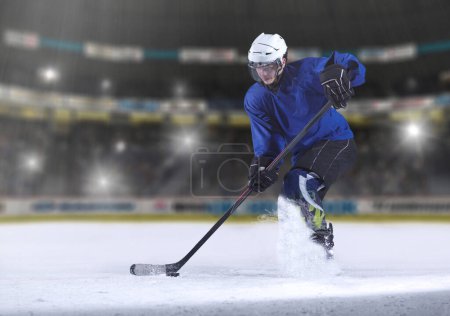 Foto de Jugador de hockey sobre hielo en acción - Imagen libre de derechos