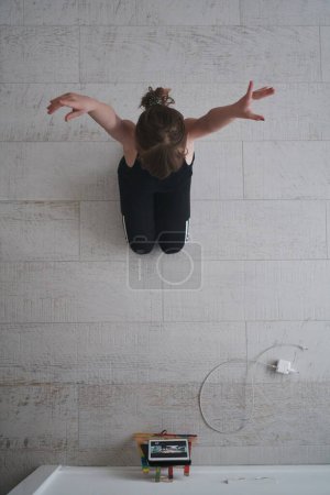 Téléchargez les photos : Fille classe de ballet d'éducation en ligne à la maison vue du dessus - en image libre de droit