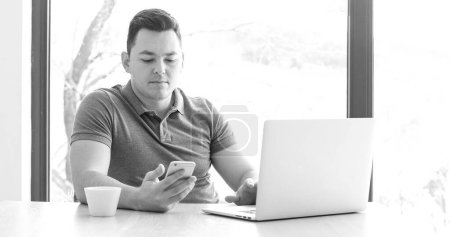 Téléchargez les photos : Homme d'affaires travaillant en utilisant un ordinateur portable dans le bureau de démarrage - en image libre de droit