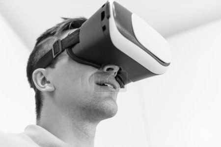 Téléchargez les photos : Homme utilisant des lunettes VR-casque de réalité virtuelle - en image libre de droit