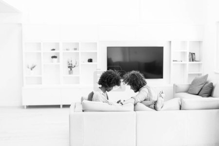 Téléchargez les photos : Couple multiethnique dans le salon - en image libre de droit