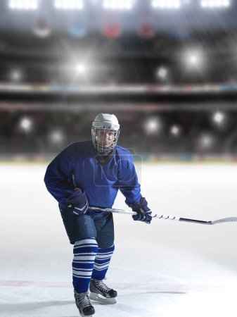 Téléchargez les photos : Joueur de hockey sur glace en action - en image libre de droit