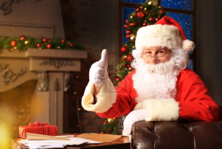 Foto de Papá Noel de pie con los pulgares arriba. Decoración del hogar. - Imagen libre de derechos