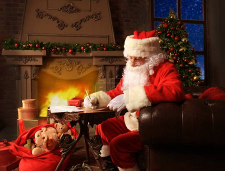 Téléchargez les photos : Portrait du Père Noël répondant aux lettres de Noël
. - en image libre de droit