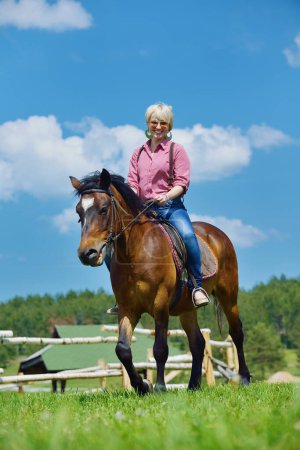 Foto de Mujer feliz a caballo - Imagen libre de derechos