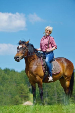 Foto de Mujer feliz a caballo - Imagen libre de derechos