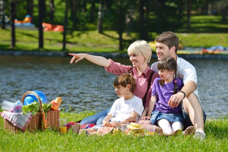 Foto de Familia feliz jugando juntos en un picnic al aire libre - Imagen libre de derechos