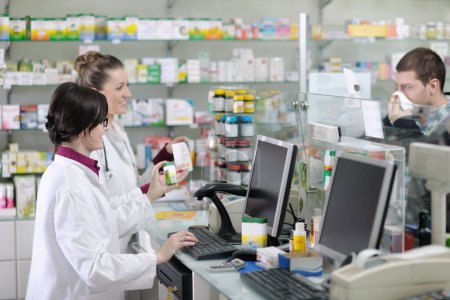 Téléchargez les photos : Pharmacien suggérant un médicament médical à l'acheteur en pharmacie - en image libre de droit