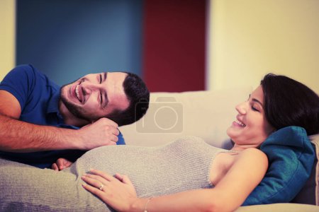 Téléchargez les photos : Futur papa écoutant le ventre de sa femme enceinte - en image libre de droit