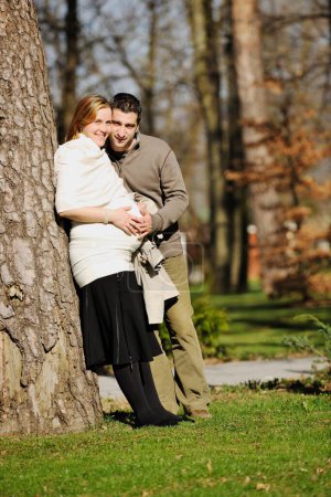 Téléchargez les photos : Couple posant à l'extérieur, concept de grossesse heureuse - en image libre de droit