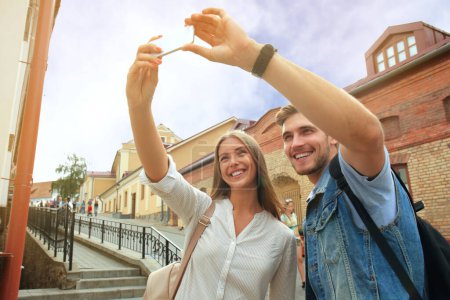 Foto de "Feliz pareja de turistas tomando selfie en la ciudad vieja." - Imagen libre de derechos