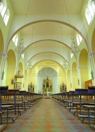 Téléchargez les photos : Intérieur de l'église catholique jaune - en image libre de droit