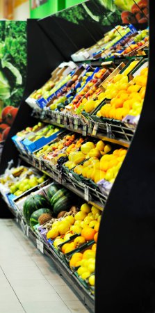 Téléchargez les photos : Fruits et légumes frais sur le marché parallèle
" - en image libre de droit