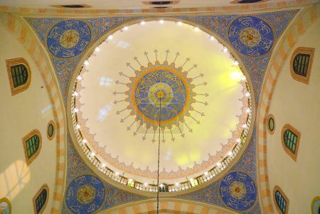 Téléchargez les photos : Bel intérieur de la mosquée islamique - en image libre de droit