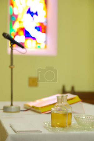 Téléchargez les photos : Église et verre d'eau sur la table - en image libre de droit