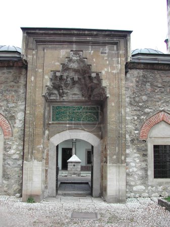 Téléchargez les photos : Belle mosquée islamique en hiver - en image libre de droit