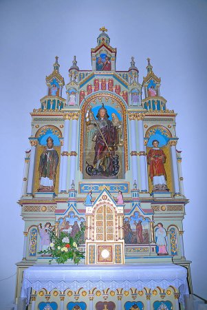 Téléchargez les photos : Sculpture avec ange et saints dans l'église - en image libre de droit