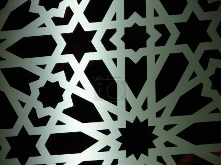 Téléchargez les photos : Islam décoration sur fond sombre - en image libre de droit