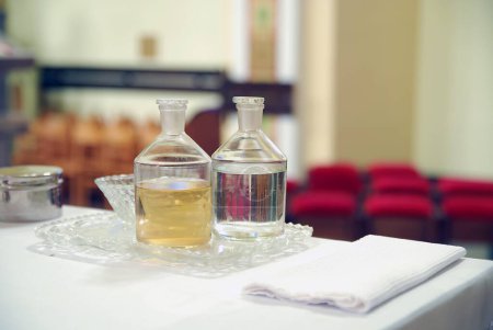 Foto de Botella de aceite esencial sobre la mesa - Imagen libre de derechos