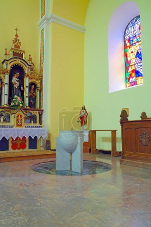 Téléchargez les photos : Église vide design intérieur. religion - en image libre de droit
