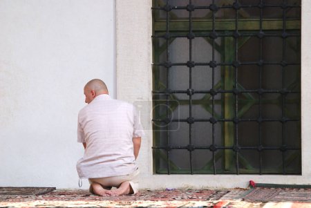 Foto de El hombre musulmán rezando - Imagen libre de derechos