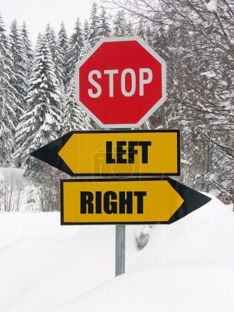Téléchargez les photos : Panneau routier gauche et droite dans la nature - en image libre de droit