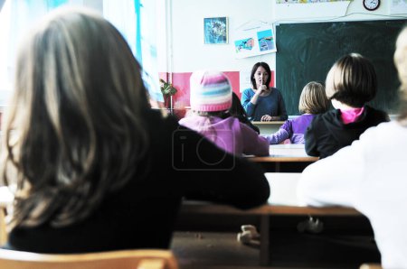 Téléchargez les photos : Enfants heureux avec professeur dans la classe de l'école - en image libre de droit