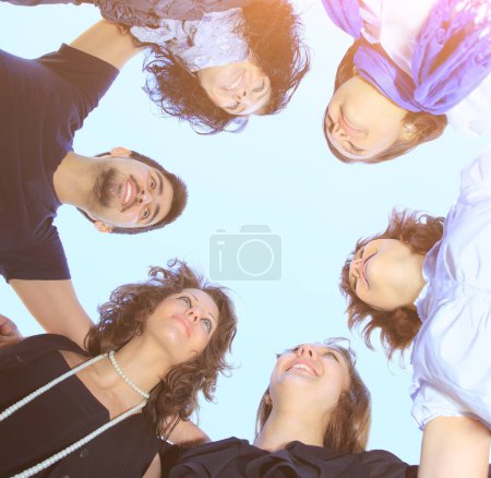 Foto de Un grupo de jóvenes en un círculo en el cielo mirándose unos a otros - Imagen libre de derechos