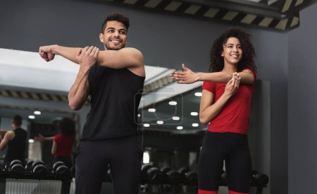 Foto de Atletas multirraciales saludables haciendo ejercicio en el gimnasio juntos - Imagen libre de derechos