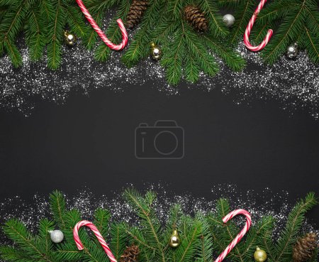 Foto de Composición navideña de ramas de árboles y dulces - Imagen libre de derechos