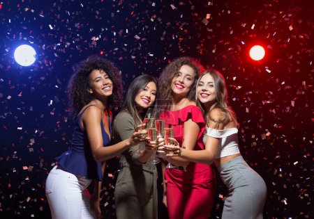 Téléchargez les photos : Femmes heureuses célébrant le Nouvel An à la boîte de nuit - en image libre de droit