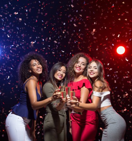 Téléchargez les photos : Femmes heureuses célébrant le Nouvel An à la boîte de nuit - en image libre de droit