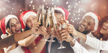 Téléchargez les photos : Divers amis cliquetis avec des verres de champagne la veille du Nouvel An - en image libre de droit