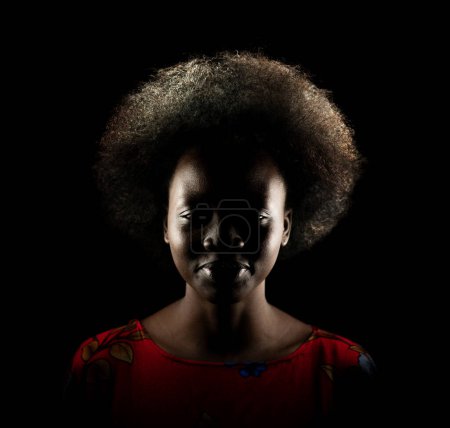 Téléchargez les photos : "Portrait sombre de jeune femme noire aux cheveux afro" - en image libre de droit