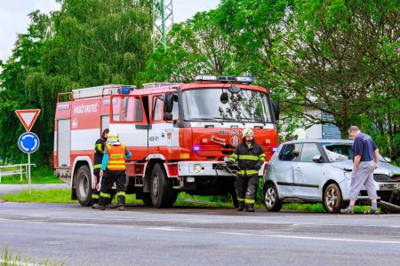 Foto de Skutech, República Checa, 26 de junio de 2020: Accidente de coche, el coche se salió de la carretera. Los rescatistas y la policía proporcionan asistencia. - Imagen libre de derechos