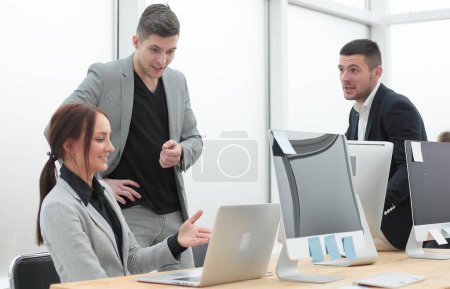 Téléchargez les photos : Équipe d'affaires discutant des questions de travail debout dans le bureau - en image libre de droit